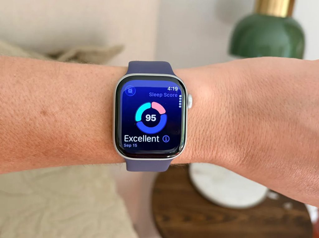 اپل واچ سری ۱۱ VS گلکسی واچ ۸: نبرد بهترین ها در دست شما!